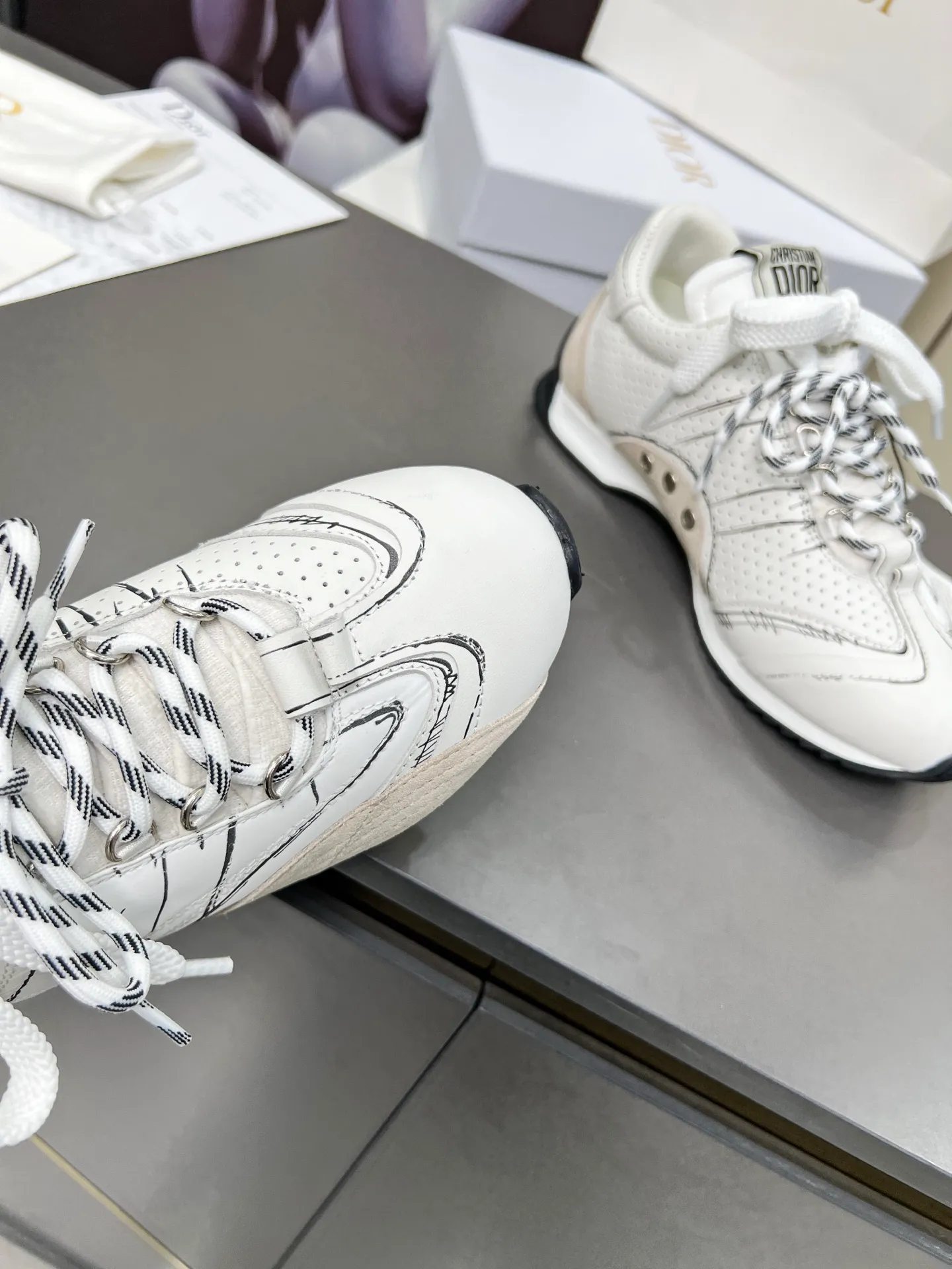 White men's shoes💰540 This D-Sketch sneaker is a new product of the 2025 spring and summer ready-to-wear series❤️‍🔥❤️‍🔥❤️‍🔥❤️‍🔥, highlighting the classic retro aesthetics. Crafted from gold-toned crinkled sheepskin and gold-toned laminated calfskin 🌹🌹🌹, it features beige suede calfskin panels and double laces. The side is decorated with a handwritten Christian Dior Men's Shoes 💰aris logo🎆🎆🎆, while the heel and tongue are embellished with Christian Dior Men's Shoes 💰aris logo panels and plaques. Paired with two-color thin rubber soles, they look more refined. Size: 35~41 (men’s model is currently available). Color: black, white, gold, silver.